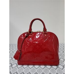 LOUIS VUITTON Vernis Alma MM Pomme D'Amour Shoulder Bag Red